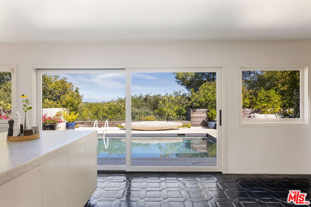 8704 Hollywood Hills Rd