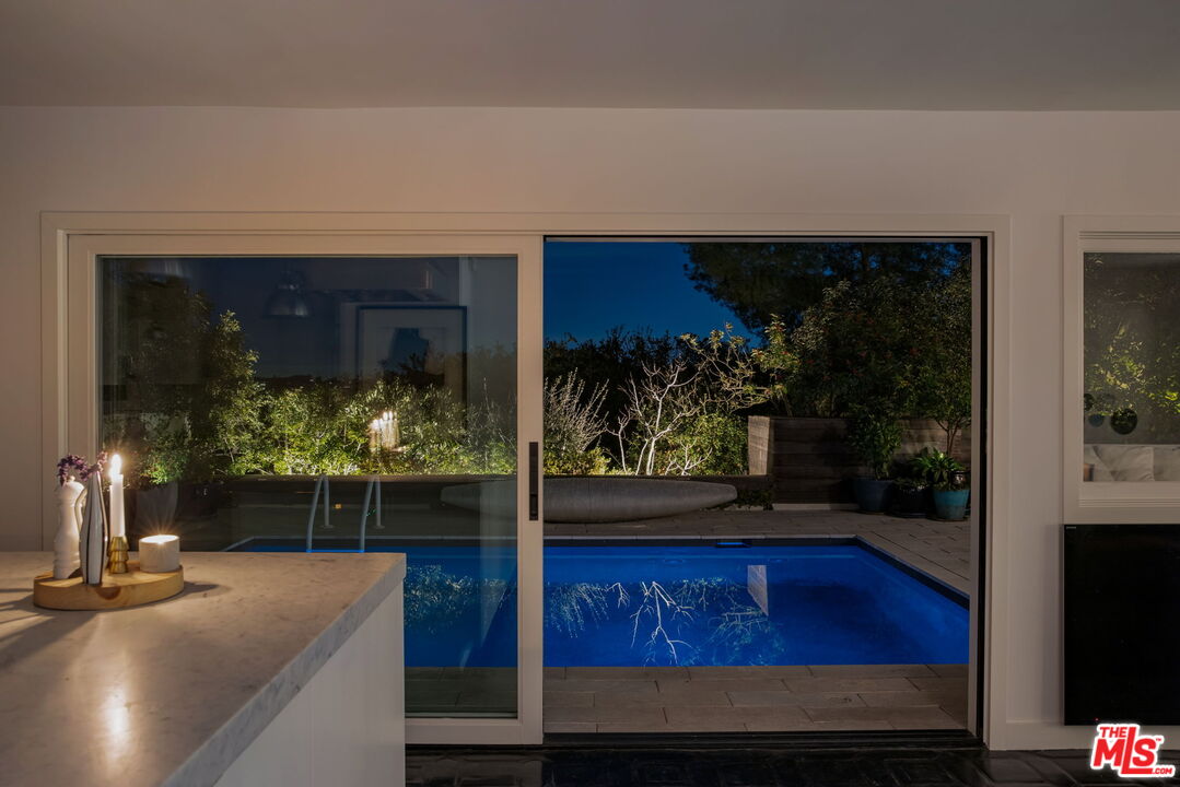 8704 Hollywood Hills Rd