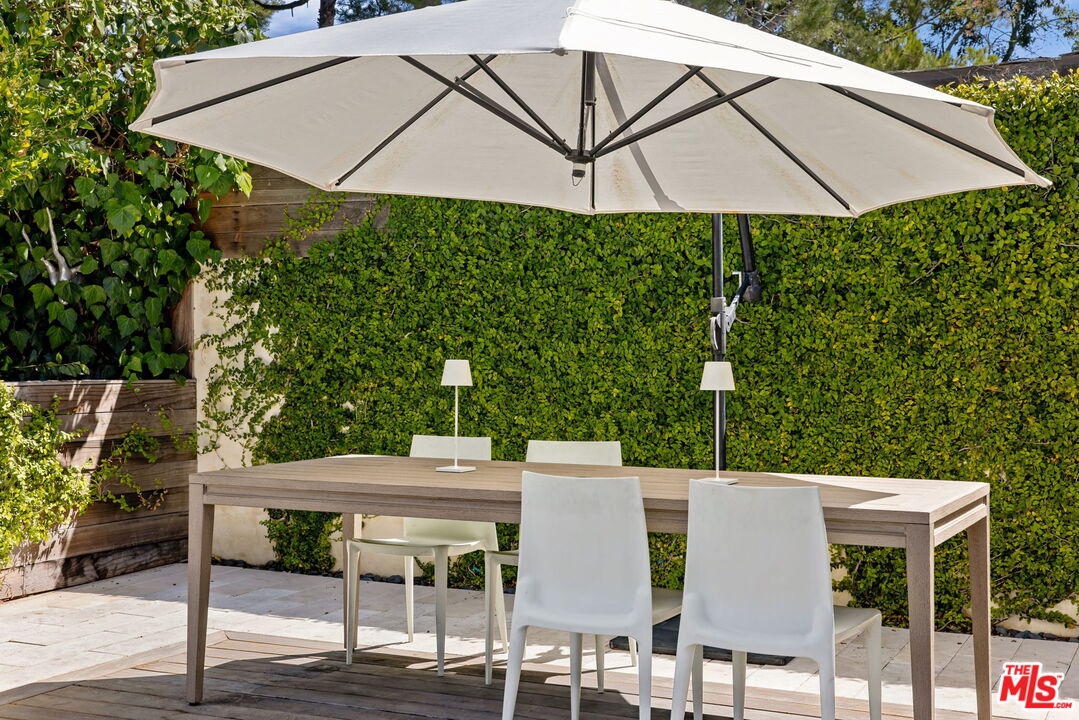 8704 Hollywood Hills Rd