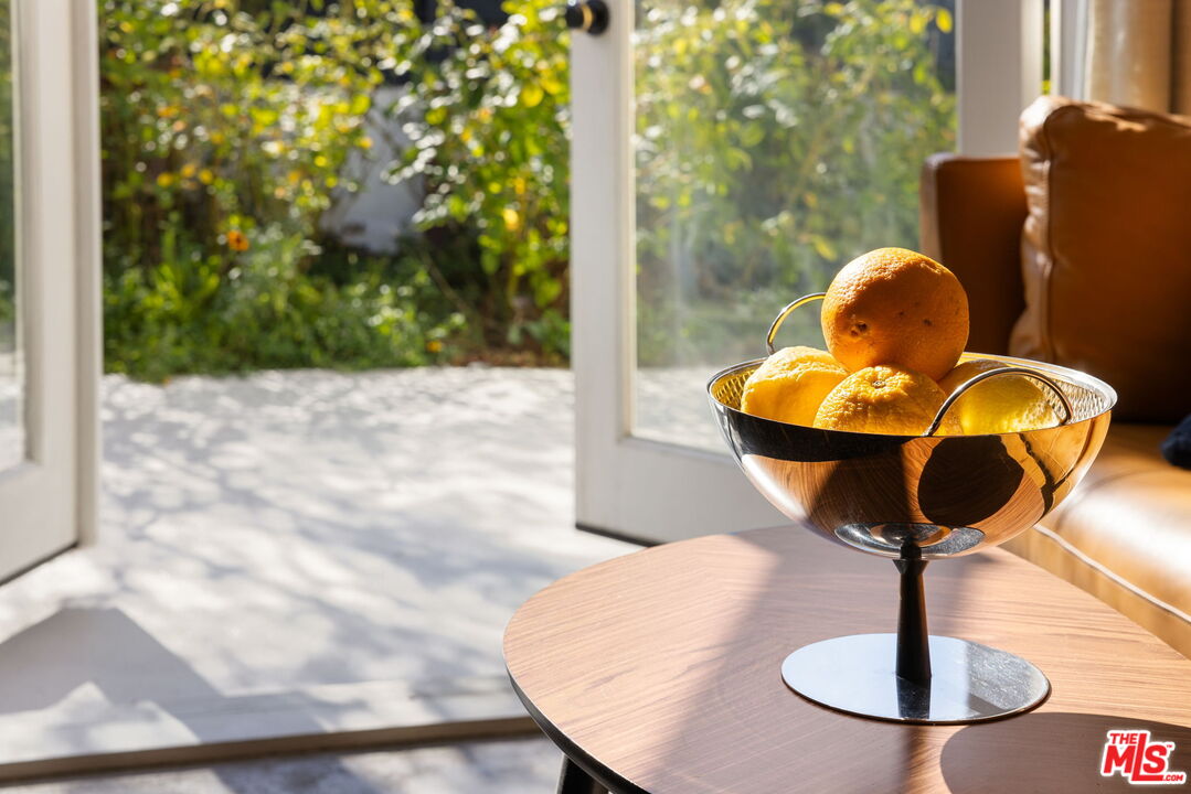 8704 Hollywood Hills Rd