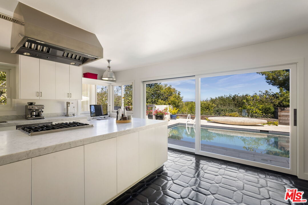 8704 Hollywood Hills Rd