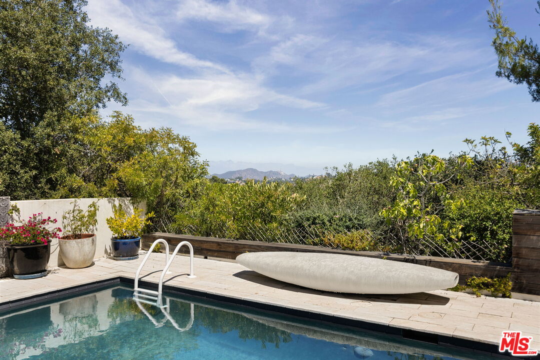 8704 Hollywood Hills Rd