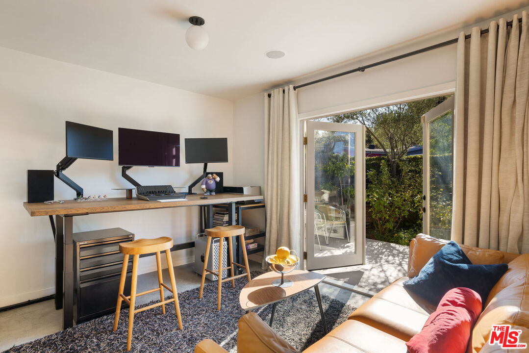 8704 Hollywood Hills Rd