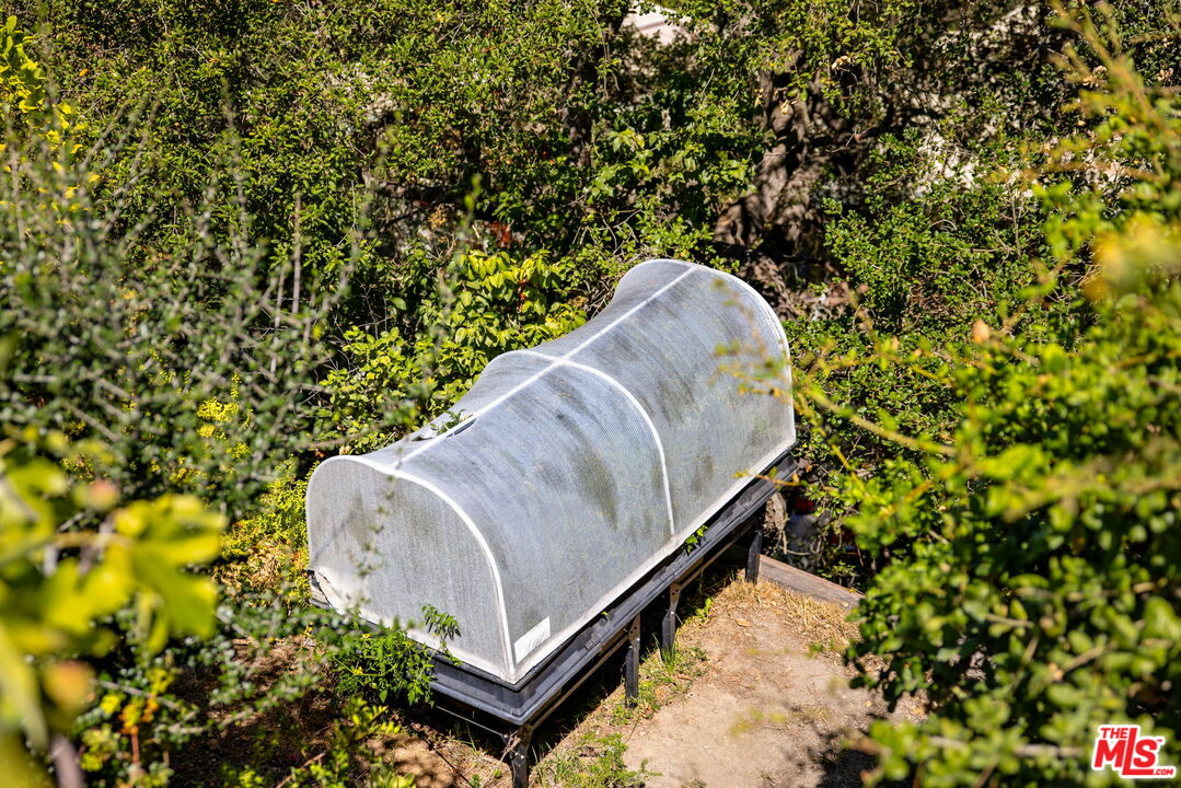 8704 Hollywood Hills Rd