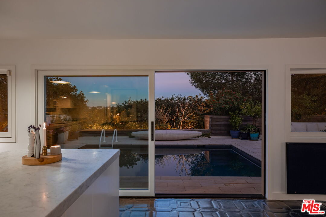 8704 Hollywood Hills Rd