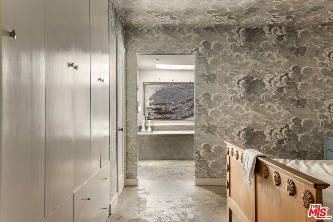 8704 Hollywood Hills Rd