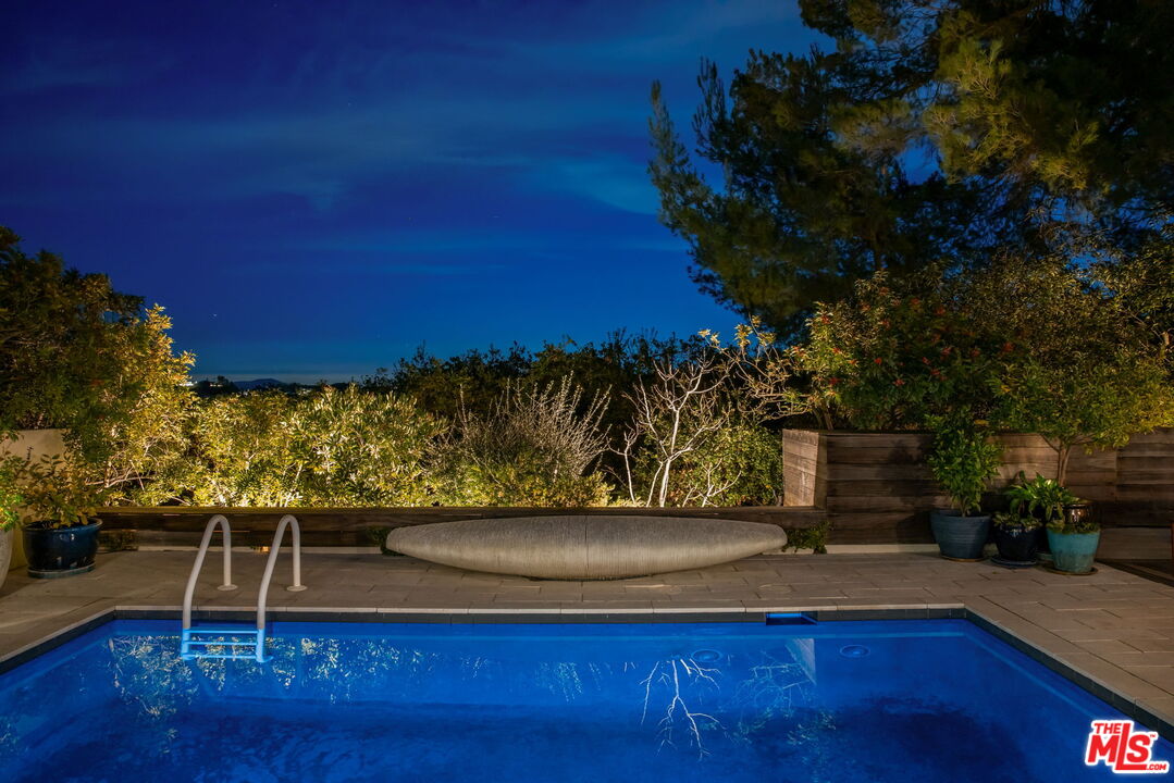 8704 Hollywood Hills Rd