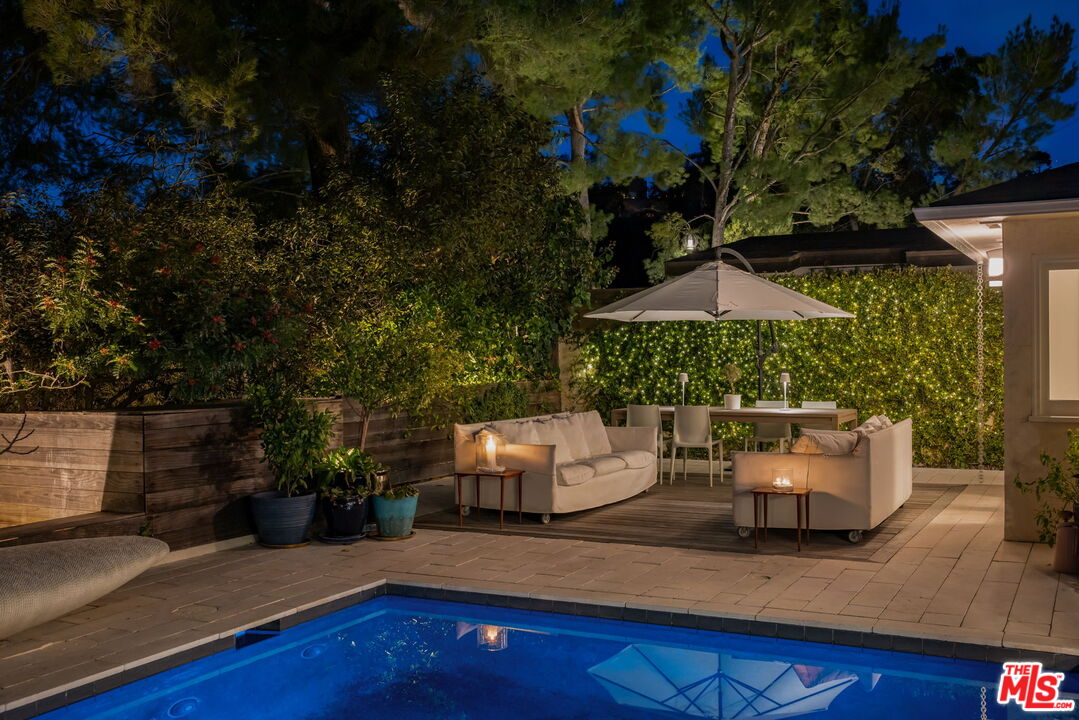 8704 Hollywood Hills Rd