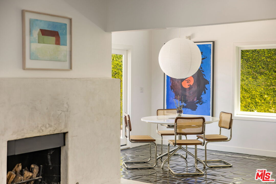 8704 Hollywood Hills Rd