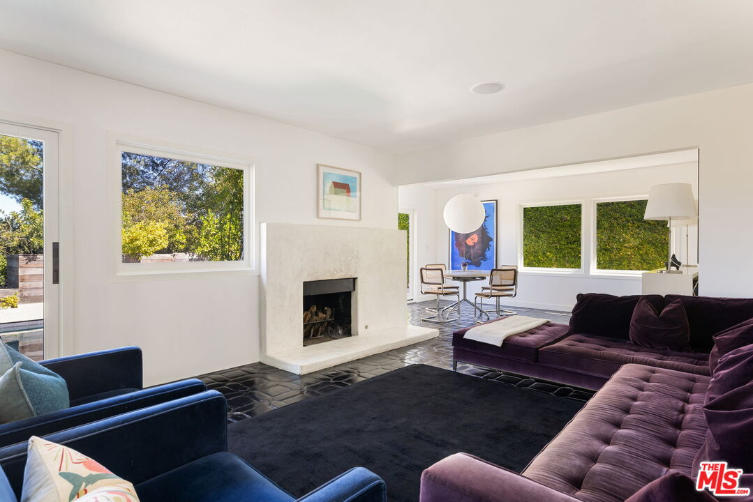 8704 Hollywood Hills Rd