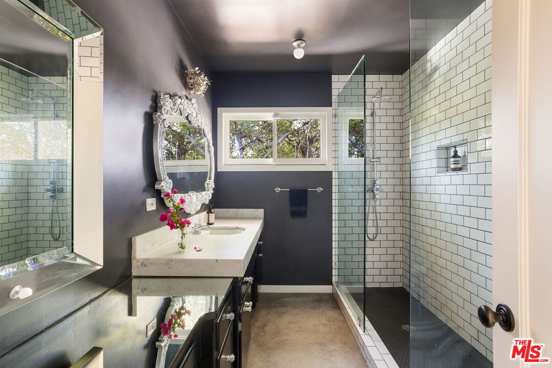 8704 Hollywood Hills Rd