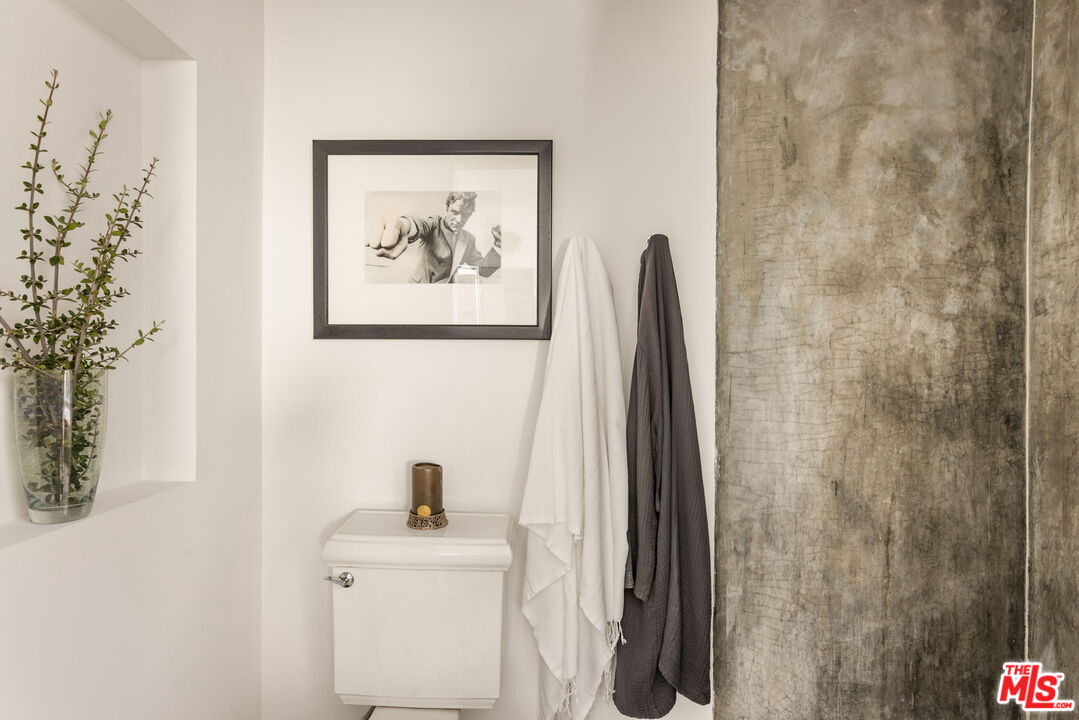 8704 Hollywood Hills Rd