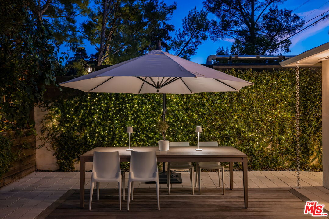 8704 Hollywood Hills Rd