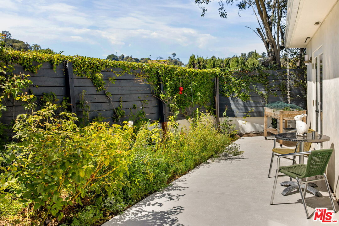 8704 Hollywood Hills Rd