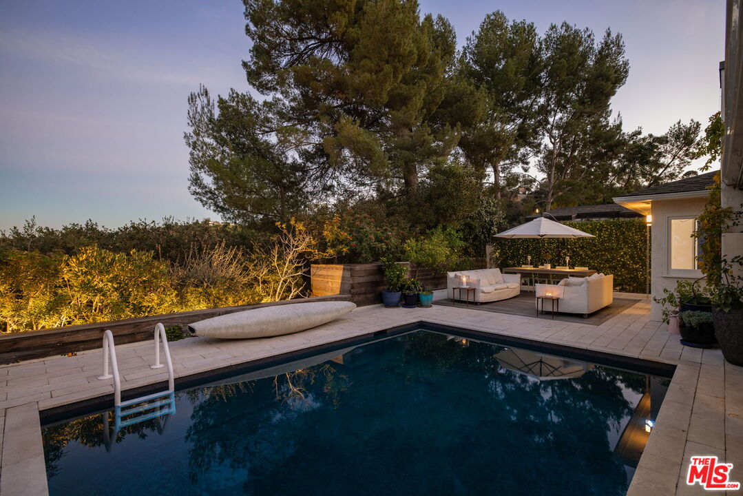 8704 Hollywood Hills Rd