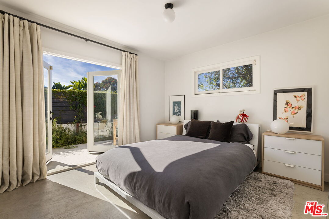 8704 Hollywood Hills Rd