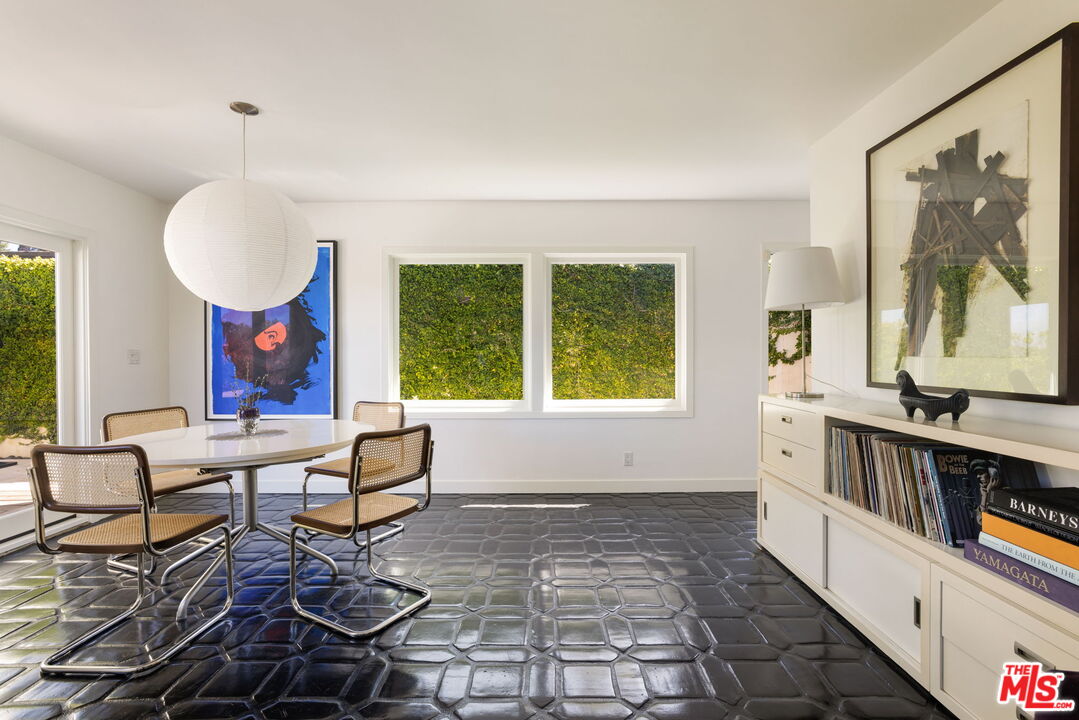 8704 Hollywood Hills Rd