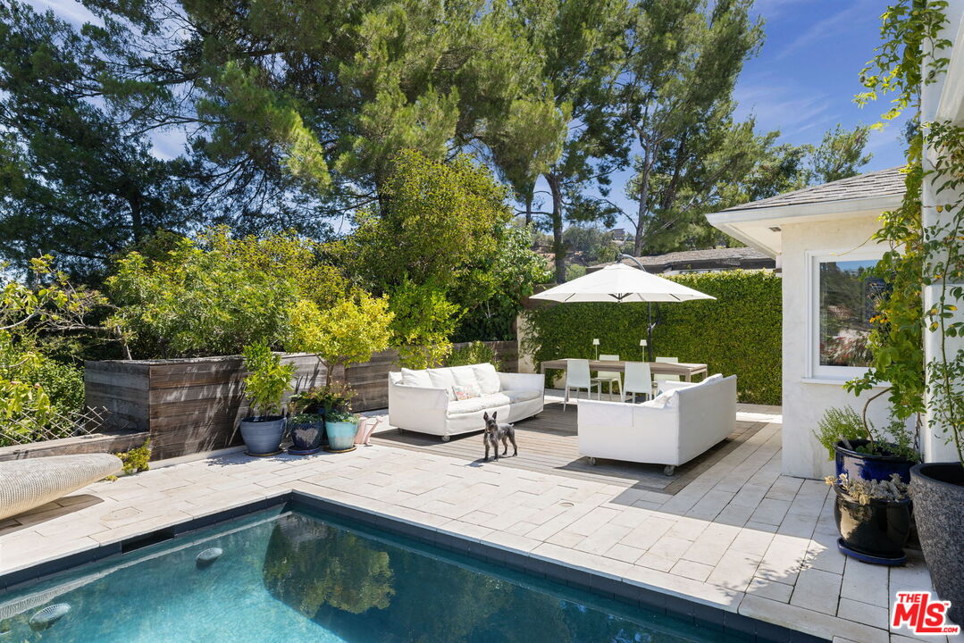 8704 Hollywood Hills Rd