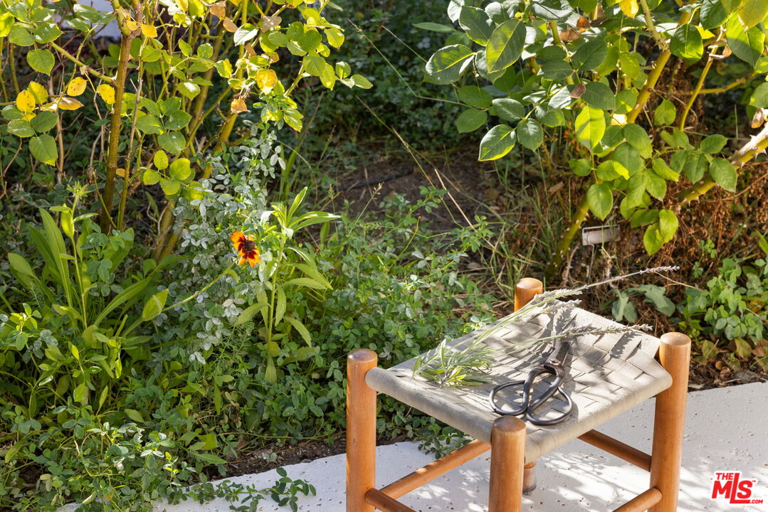 8704 Hollywood Hills Rd