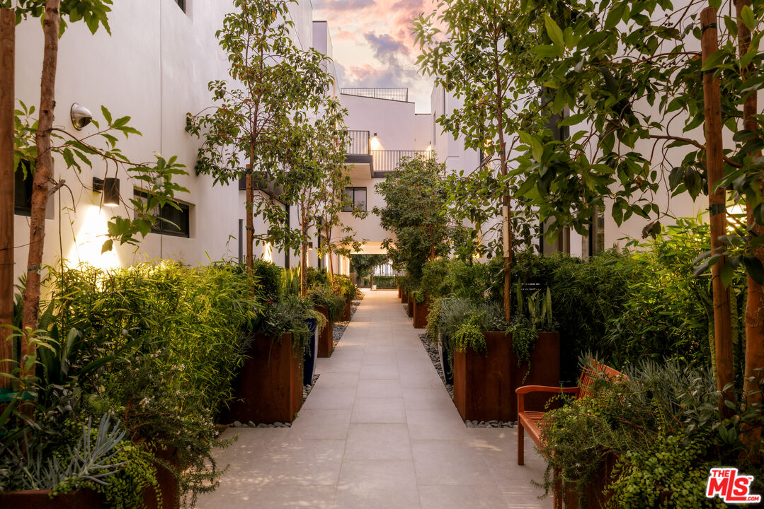 2919 Waverly Unit: 101