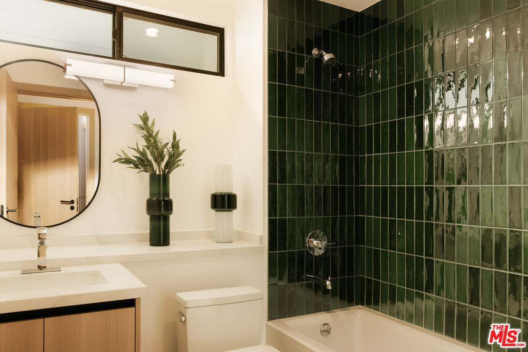 2919 Waverly Unit: 101