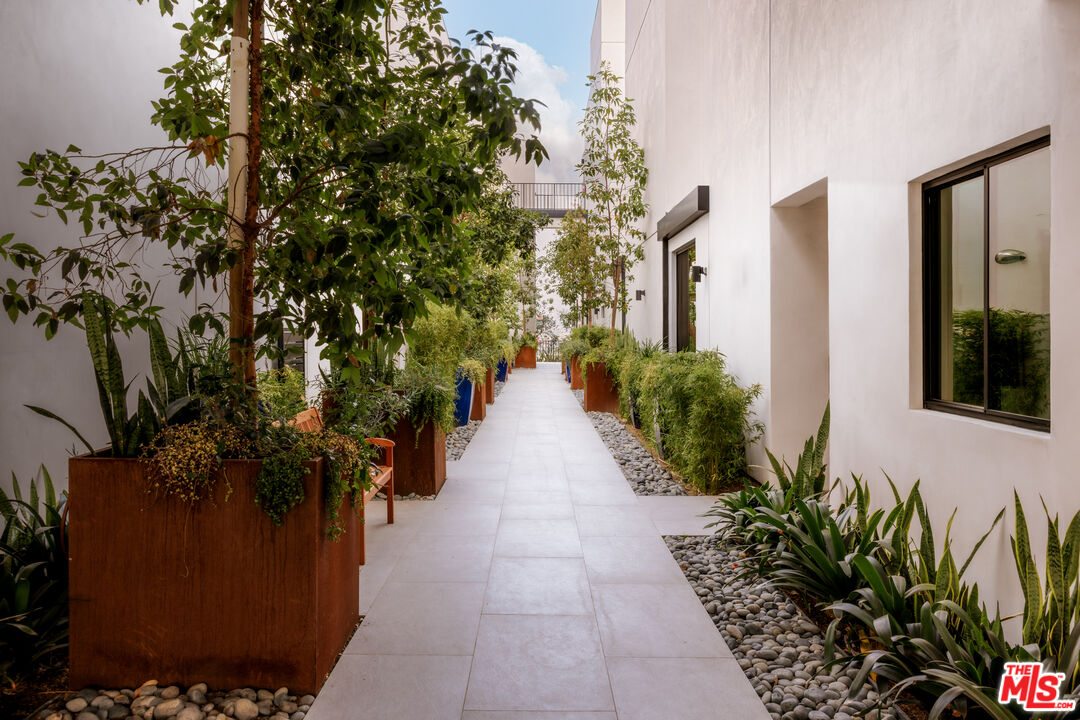 2919 Waverly Unit: 101