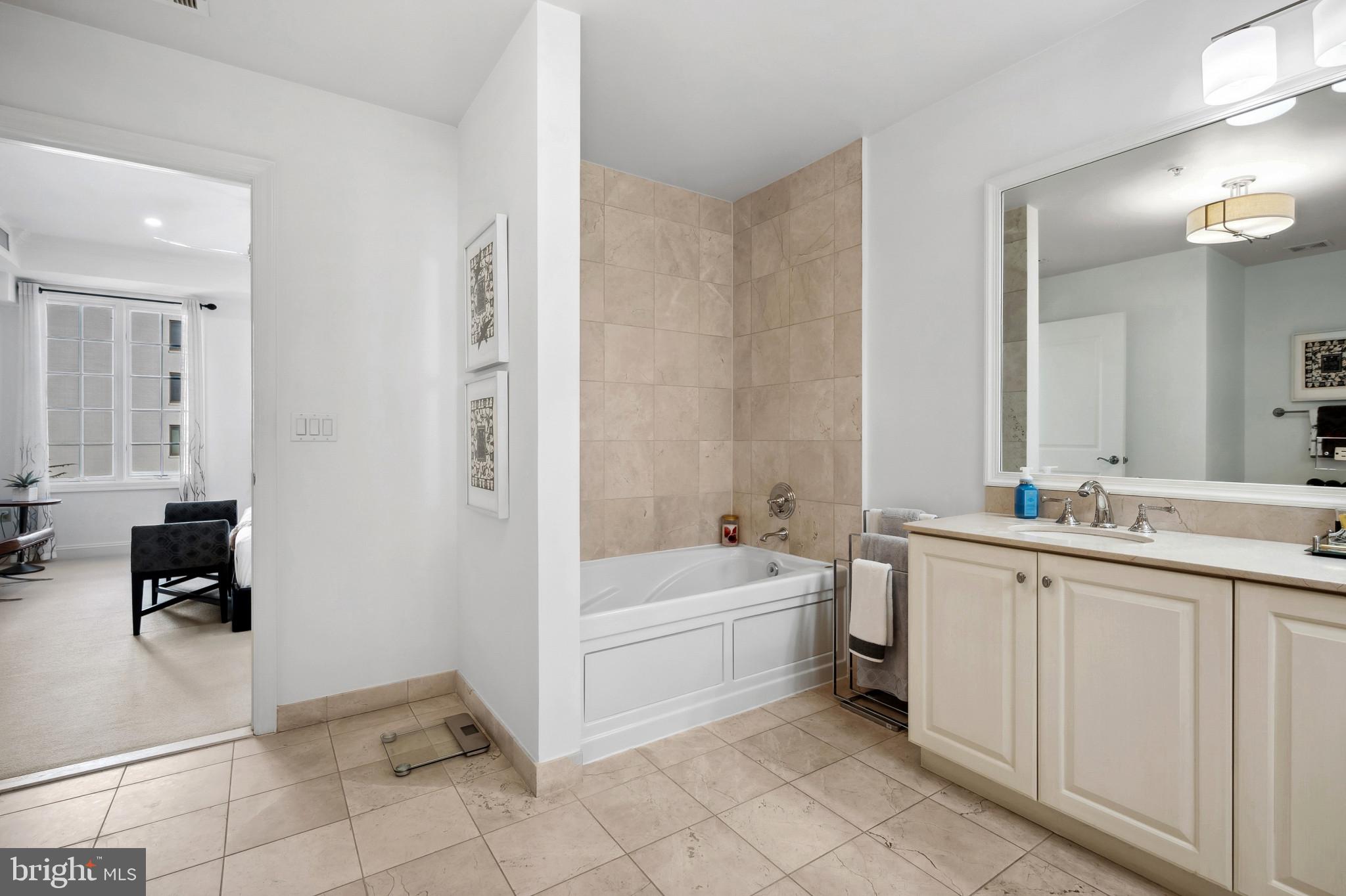 2501 Wisconsin Ave NW #404