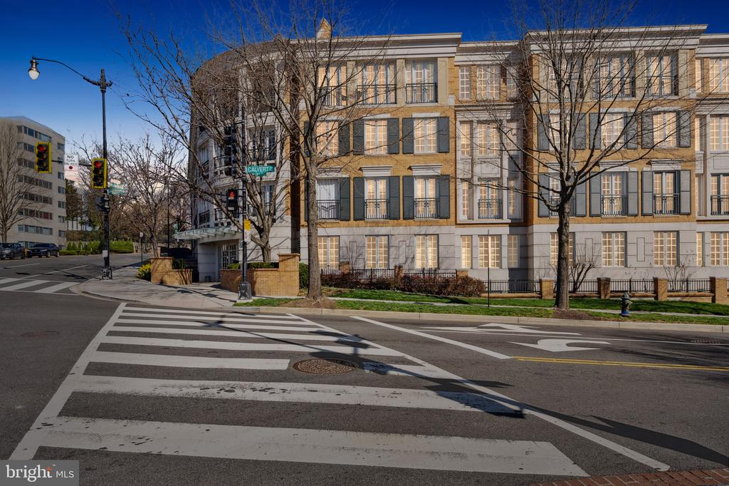 2501 Wisconsin Ave NW #404