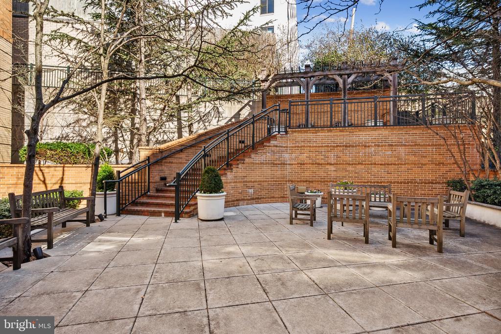 2501 Wisconsin Ave NW #404