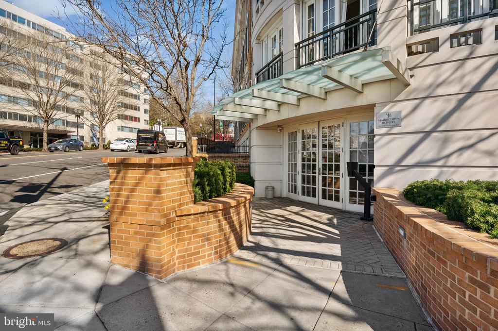 2501 Wisconsin Ave NW #404