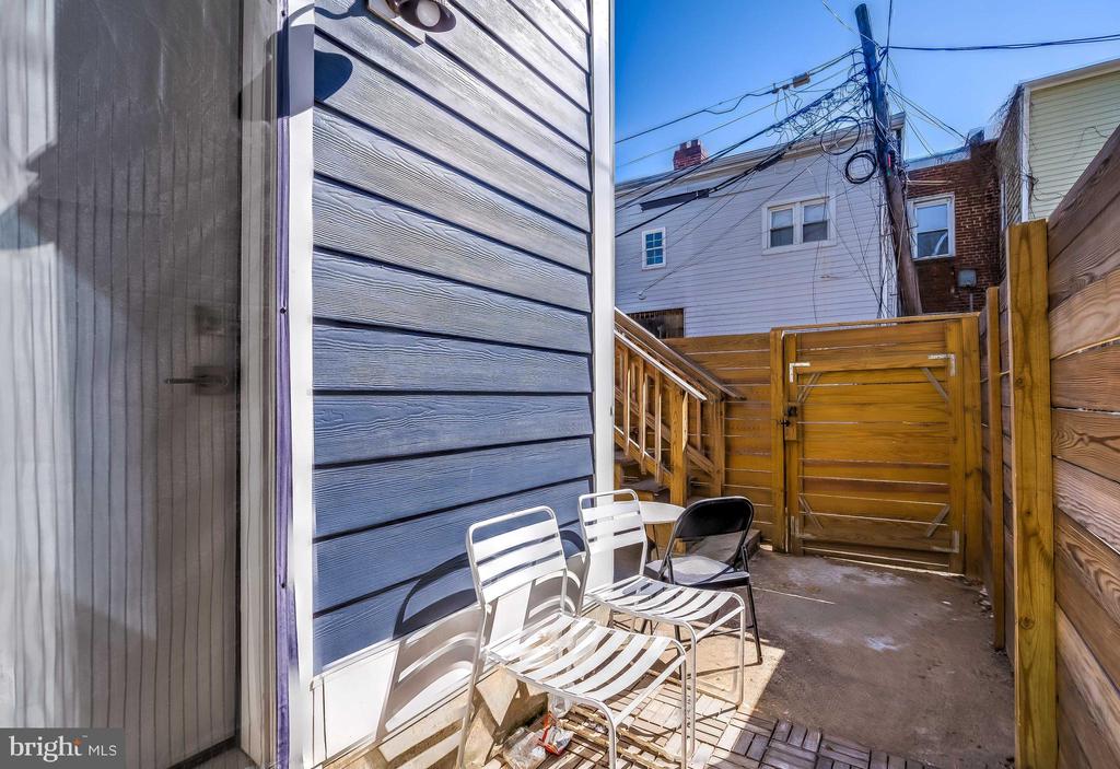 1605 F STREET NE 2
