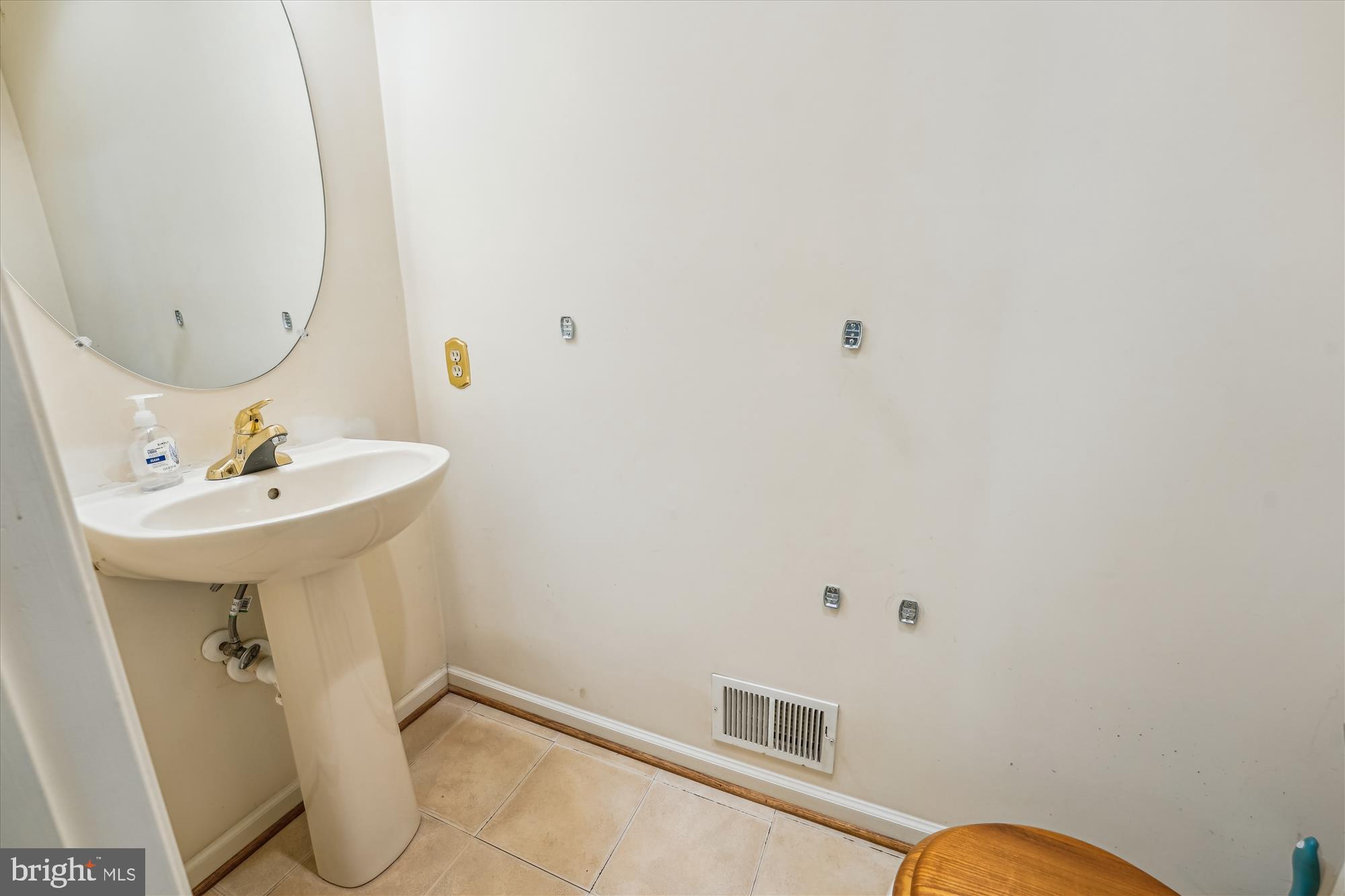 10048 Quiet Brook Ln