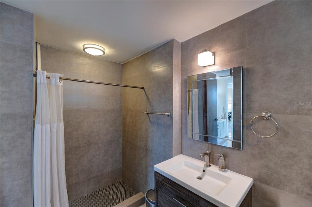 996 ASHFORD AVENUE Unit: 5