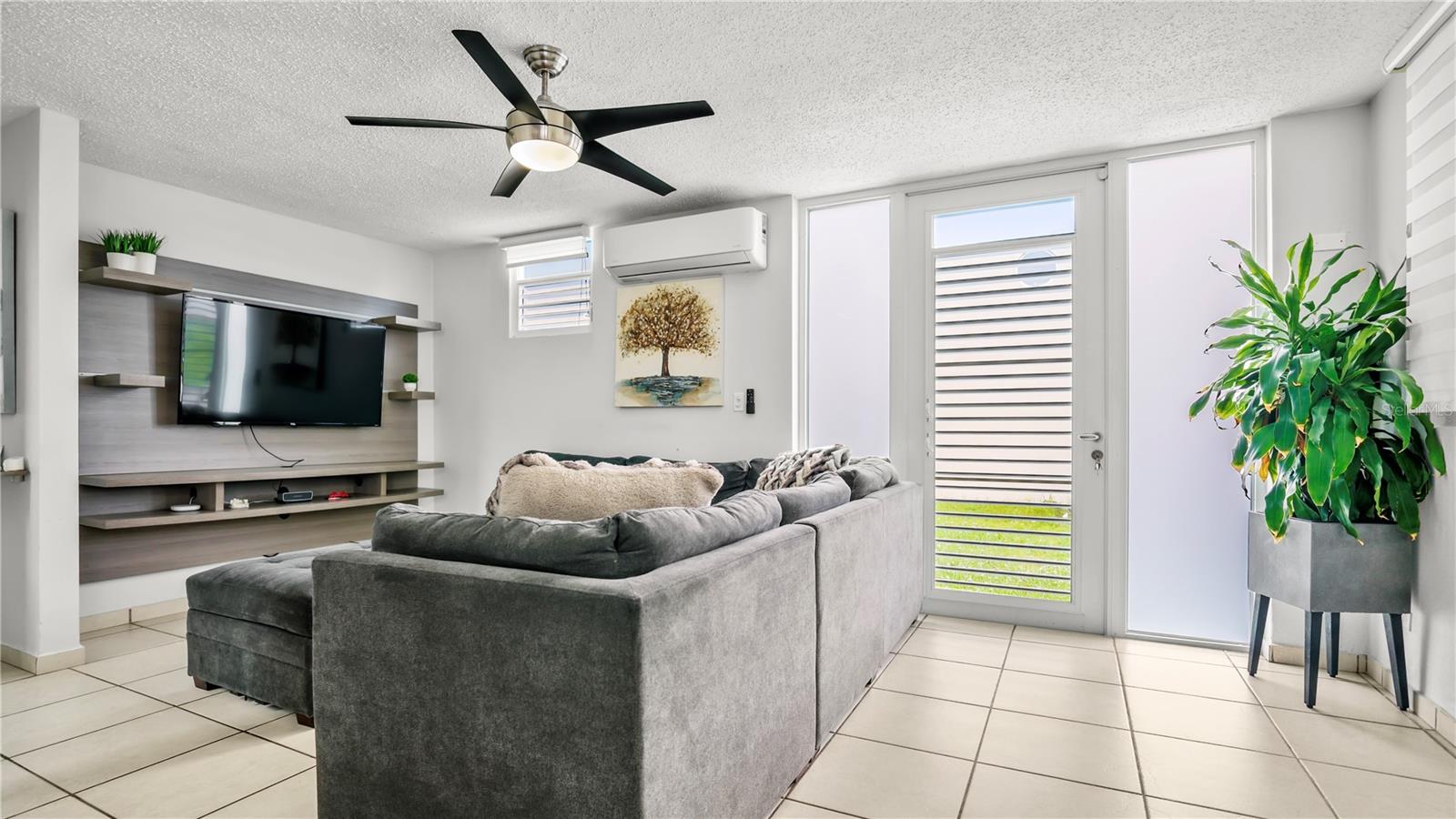 153 LA VIA PRIMAVERAL ST