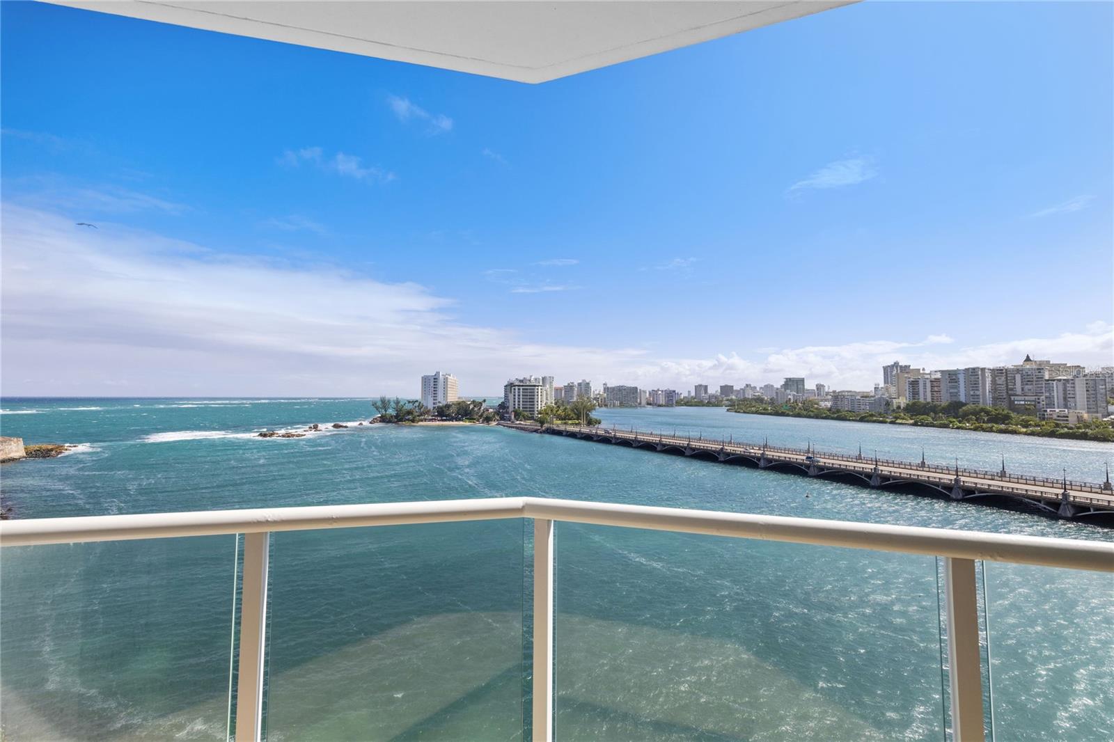 6 AVE. LUIS MUÑOZ MARIN #702