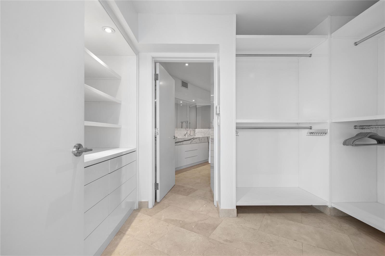 6 AVE. LUIS MUÑOZ MARIN #702