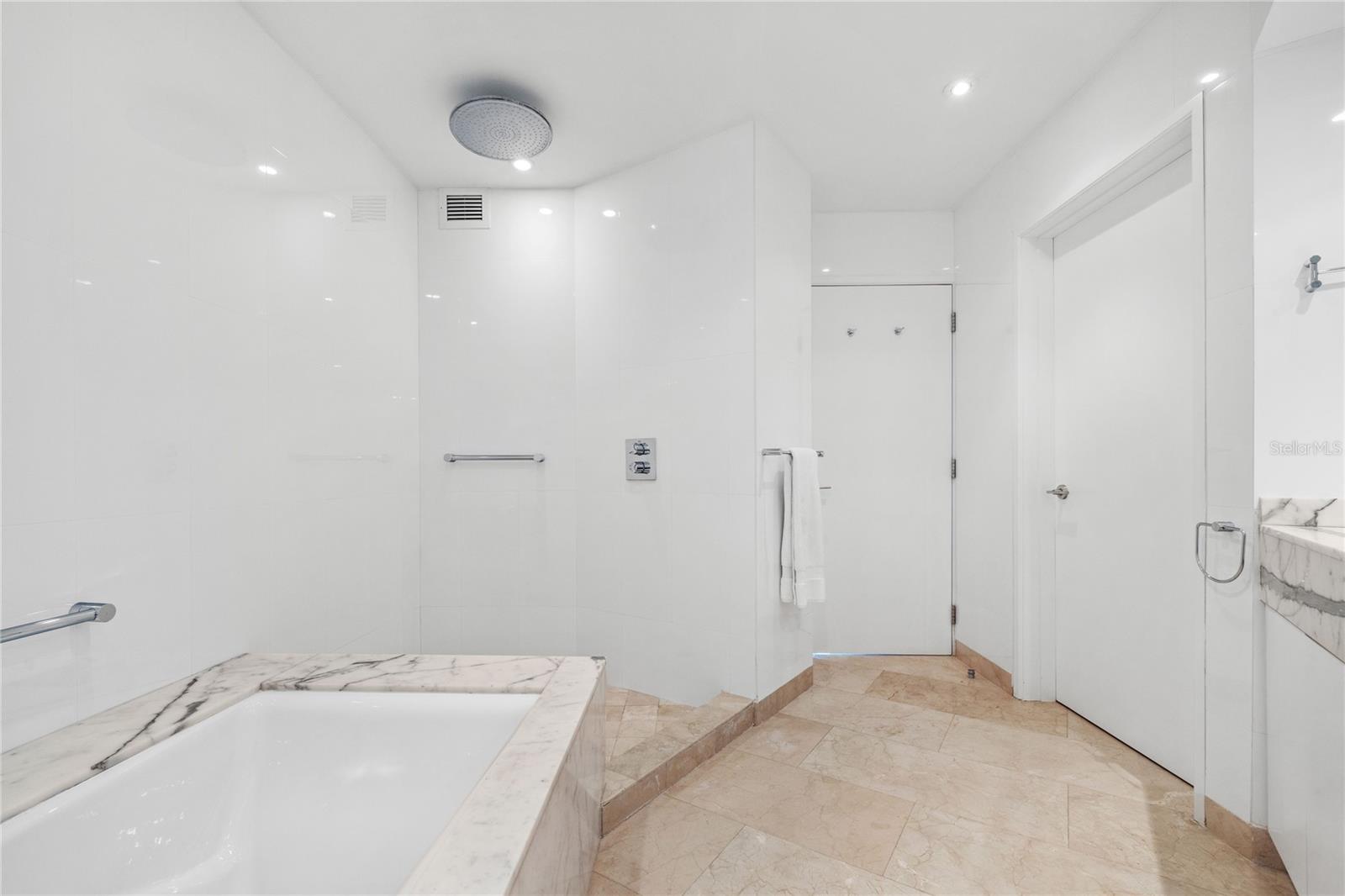 6 AVE. LUIS MUÑOZ MARIN #702