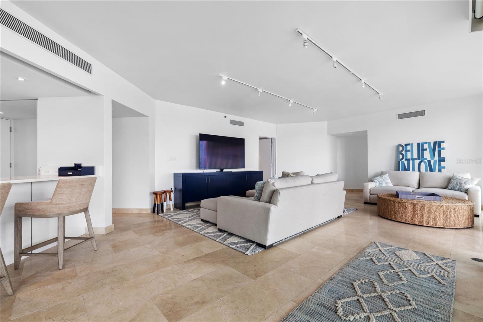 6 AVE. LUIS MUÑOZ MARIN #702