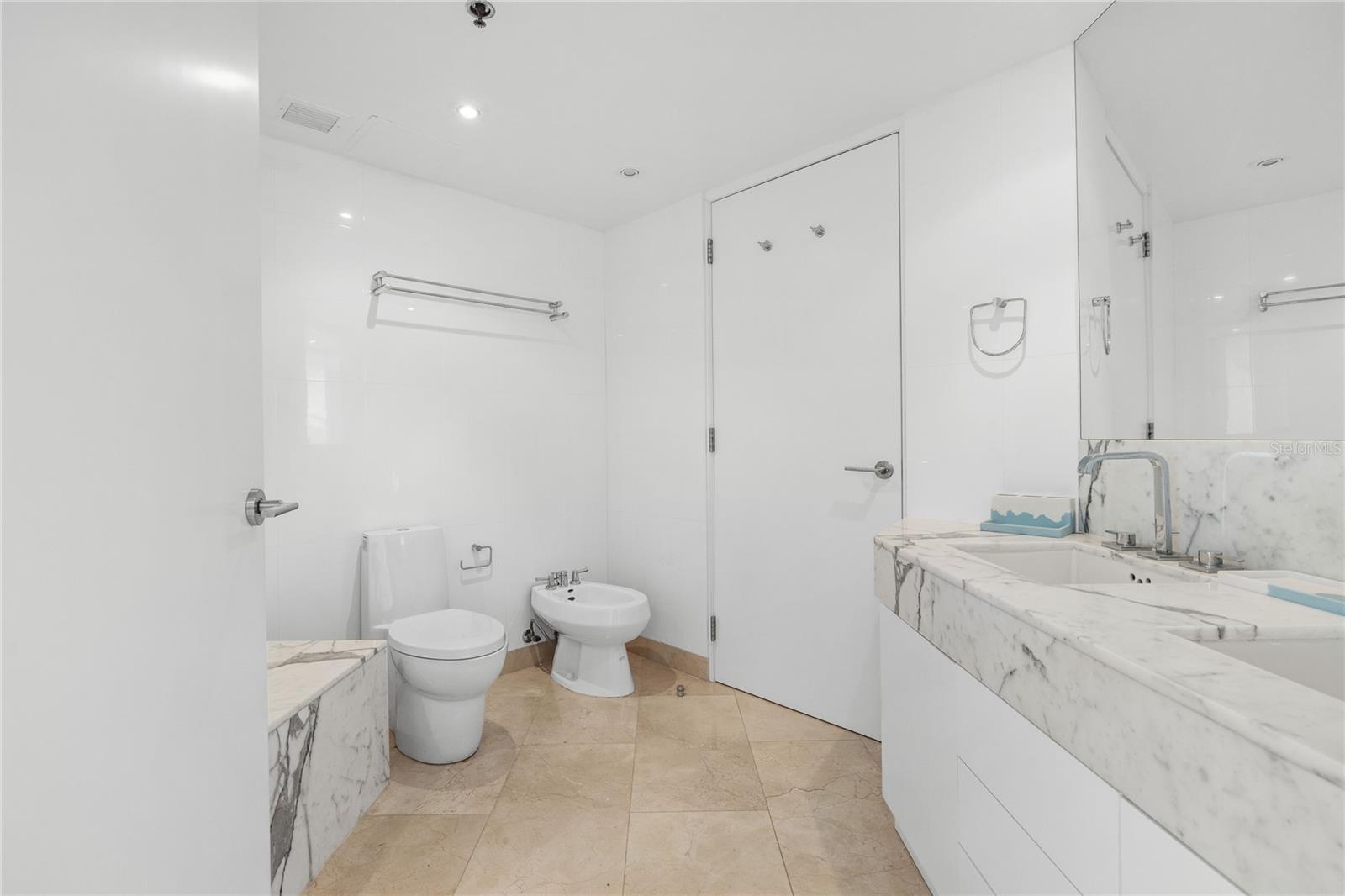 6 AVE. LUIS MUÑOZ MARIN #702