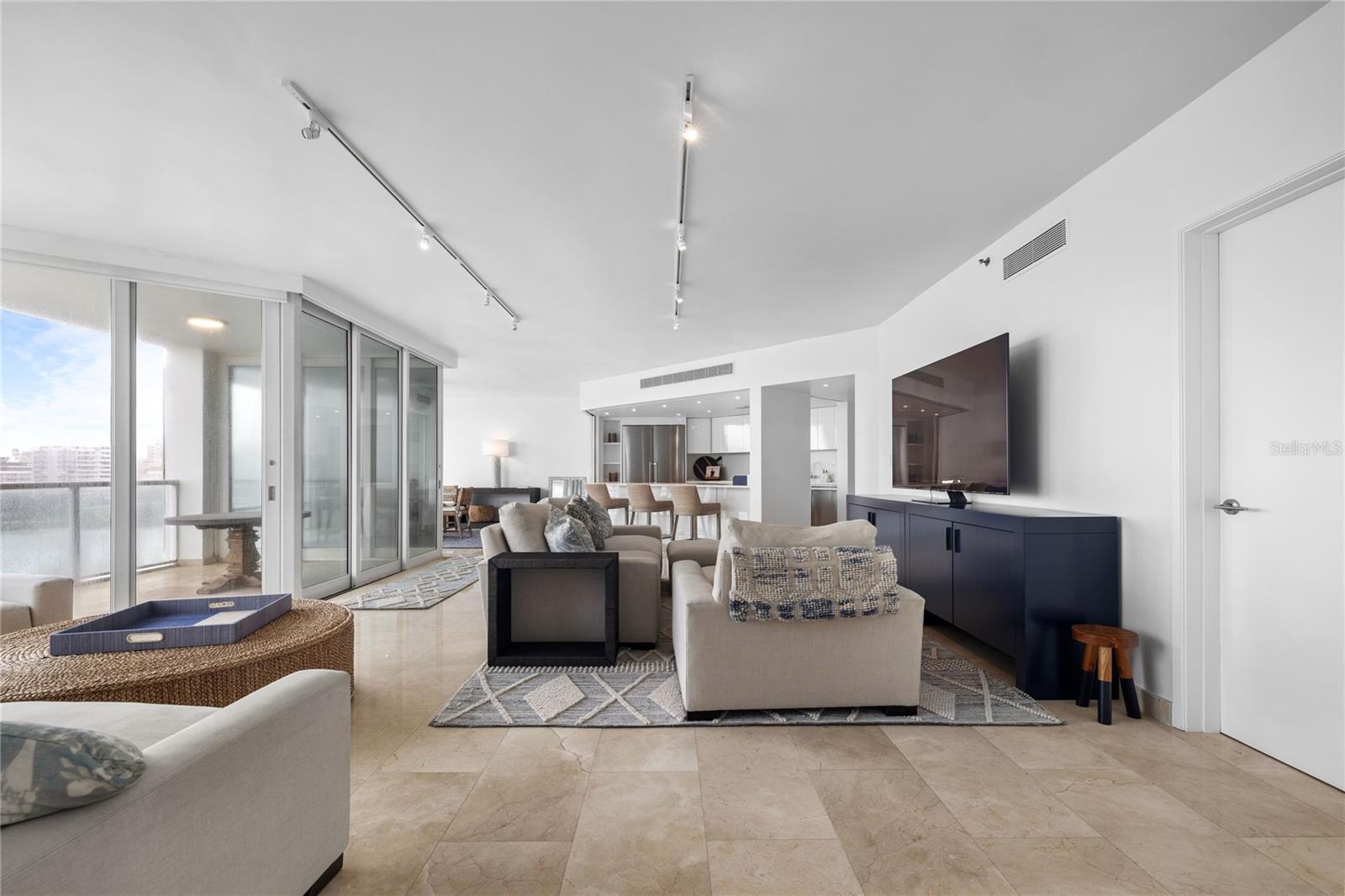 6 AVE. LUIS MUÑOZ MARIN #702