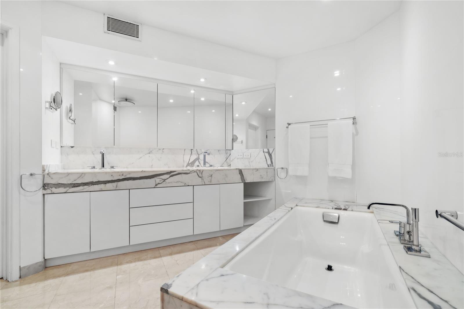 6 AVE. LUIS MUÑOZ MARIN #702