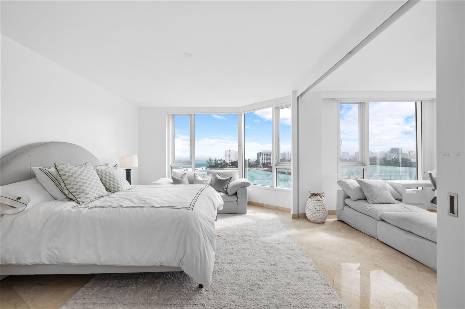 6 AVE. LUIS MUÑOZ MARIN #702