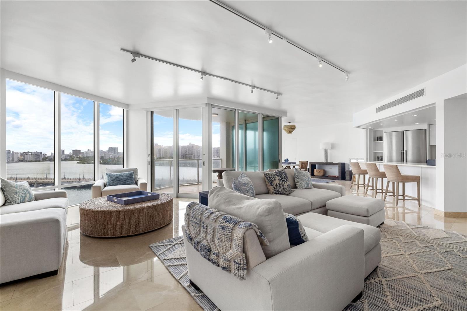 6 AVE. LUIS MUÑOZ MARIN #702