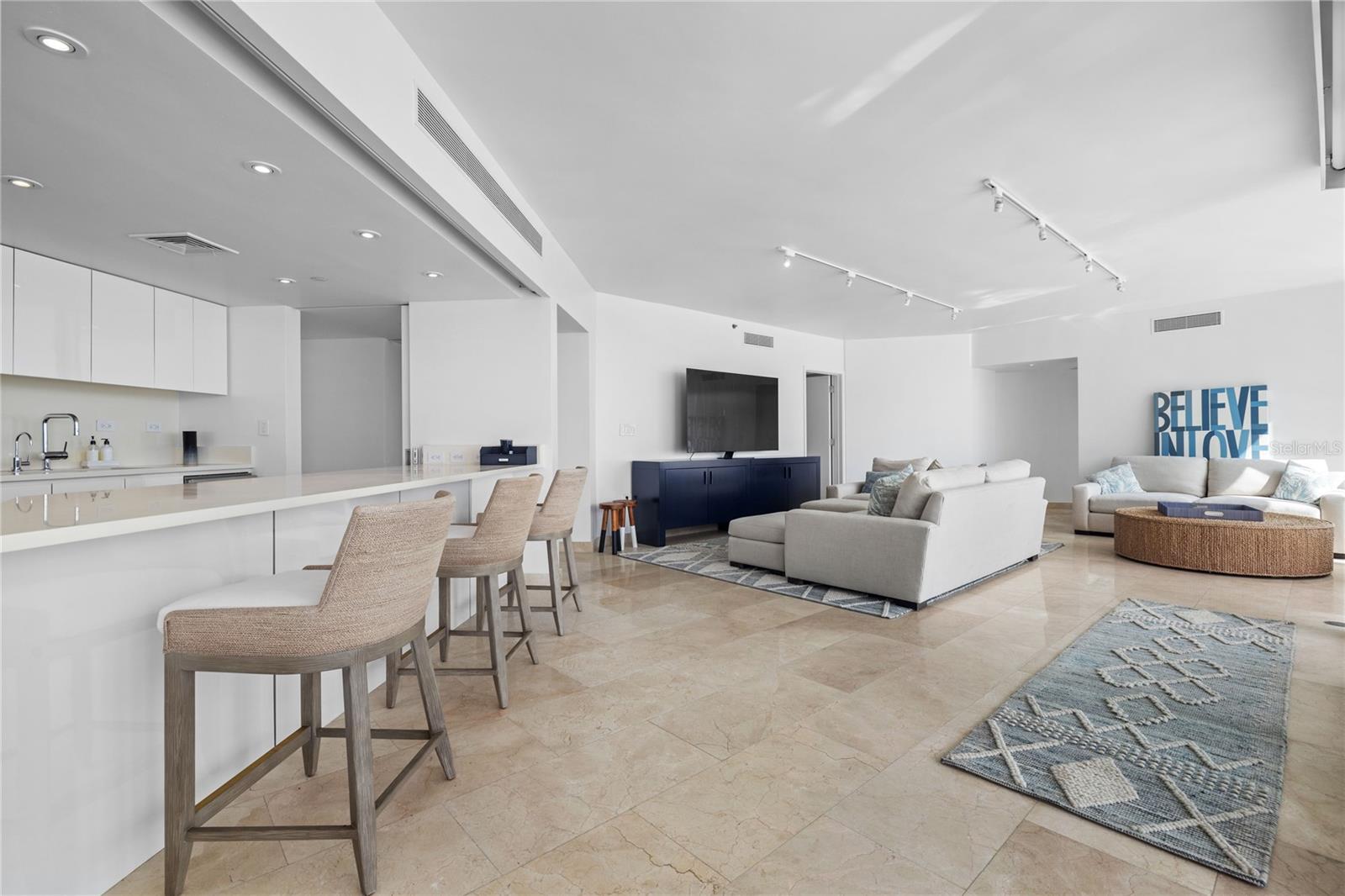 6 AVE. LUIS MUÑOZ MARIN #702