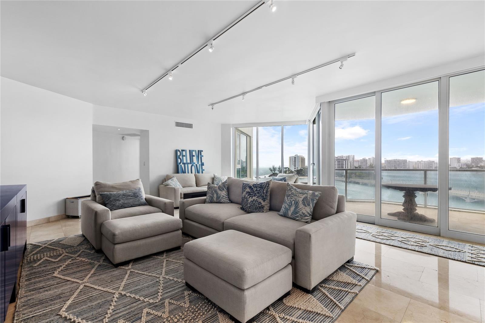 6 AVE. LUIS MUÑOZ MARIN #702