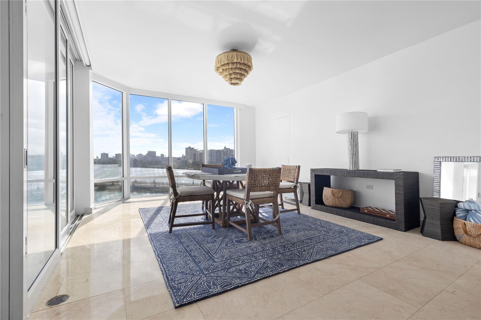 6 AVE. LUIS MUÑOZ MARIN #702