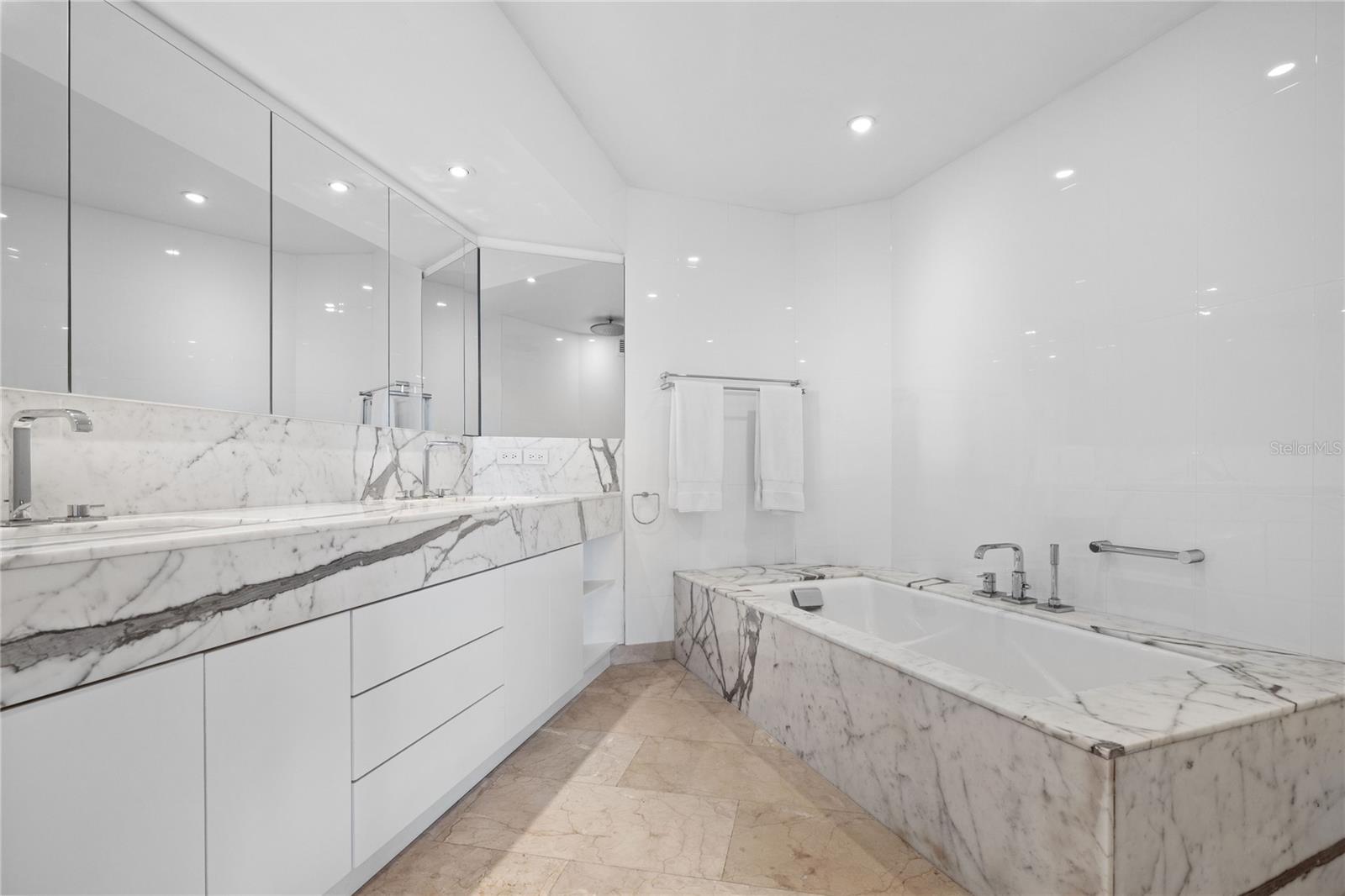 6 AVE. LUIS MUÑOZ MARIN #702