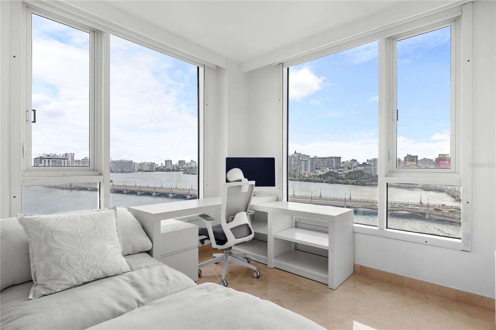 6 AVE. LUIS MUÑOZ MARIN #702