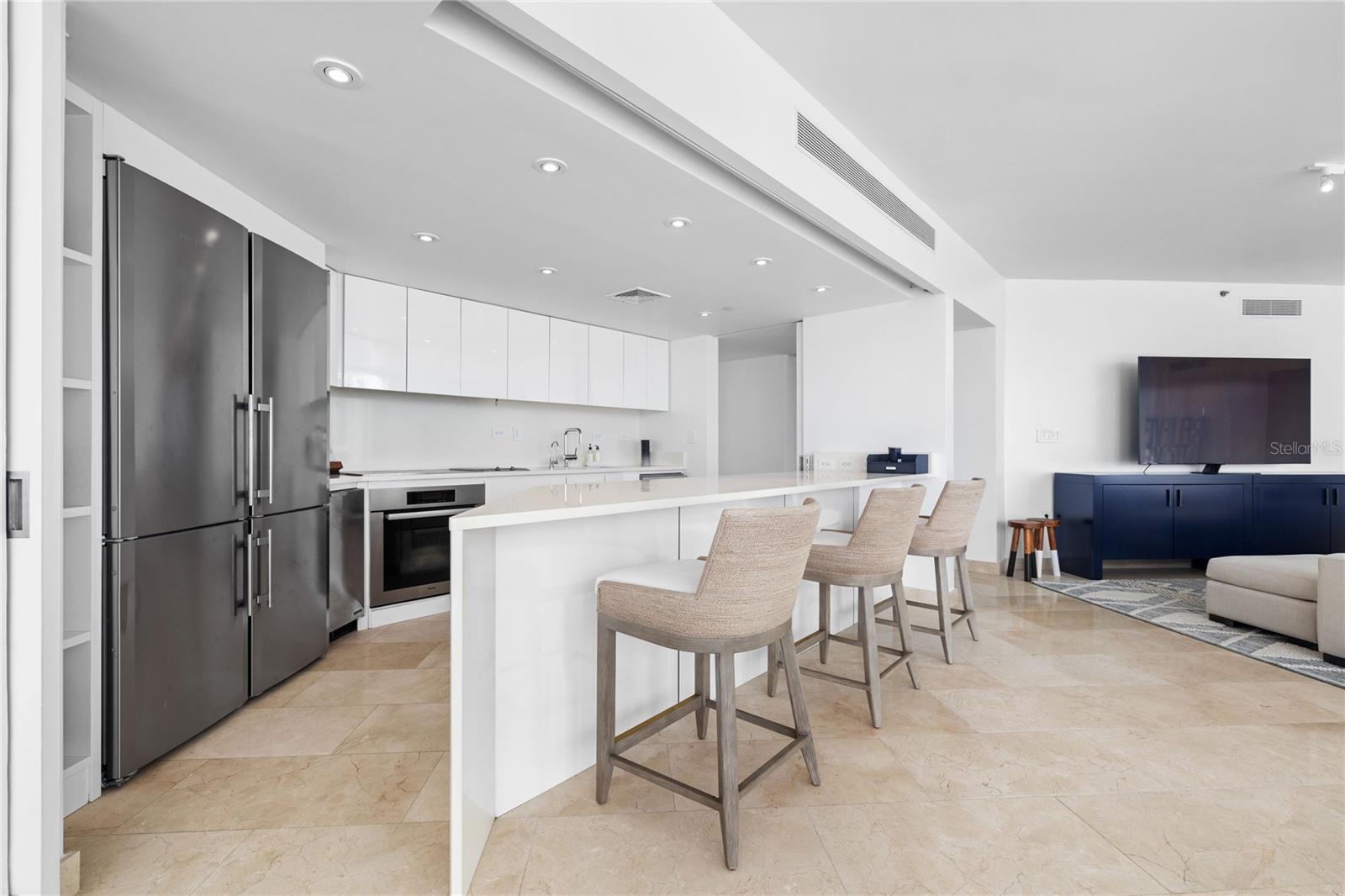 6 AVE. LUIS MUÑOZ MARIN #702