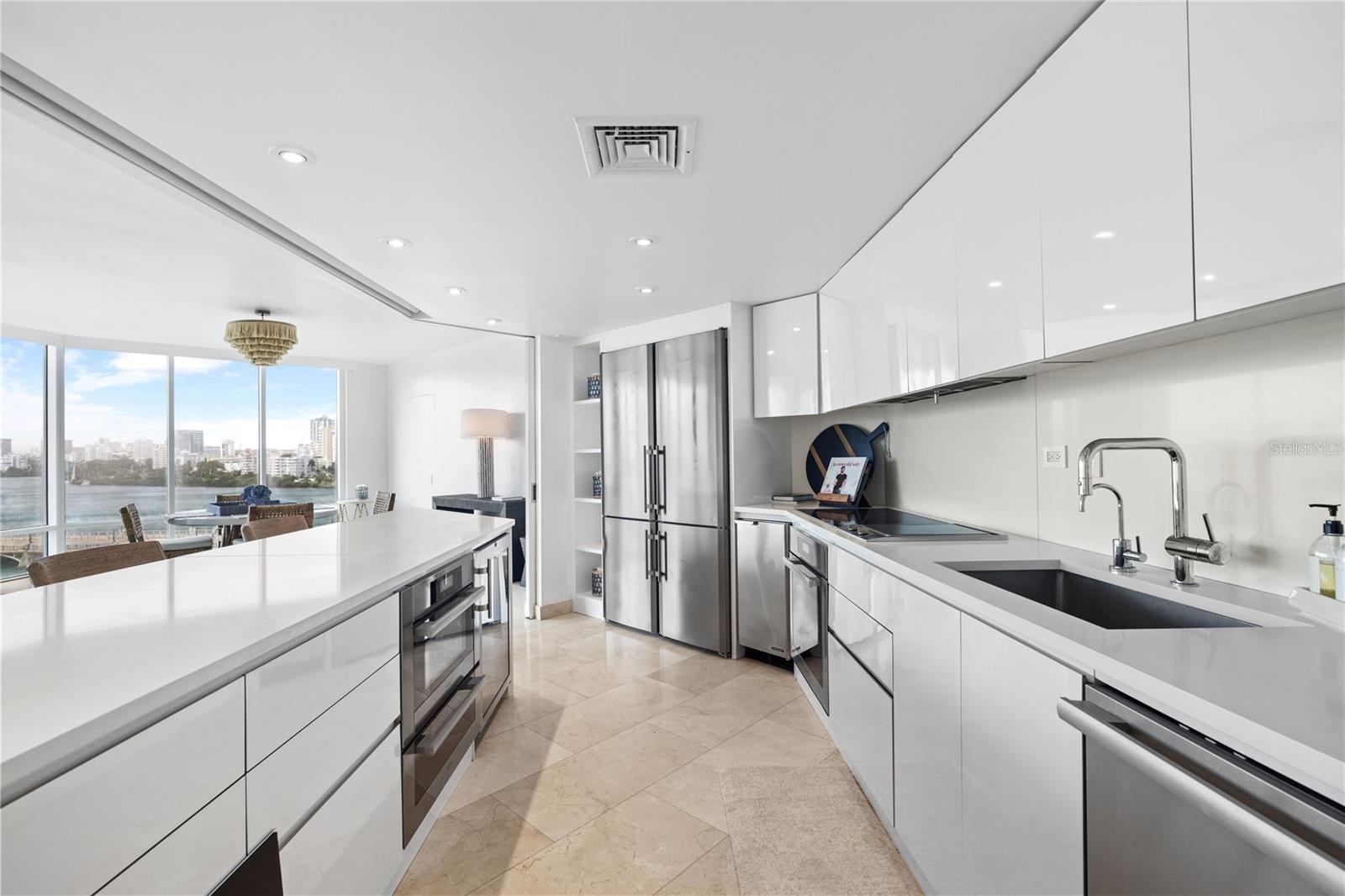 6 AVE. LUIS MUÑOZ MARIN #702